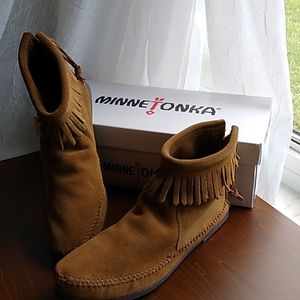 Women's Minnetonka Back Zip Hardsole Boot